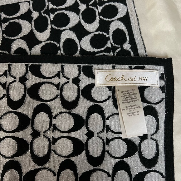 Coach Women's Signature "C" Knit Tech Gloves Set F86019 F86026 Scarf/Wrap - Picture 4 of 7